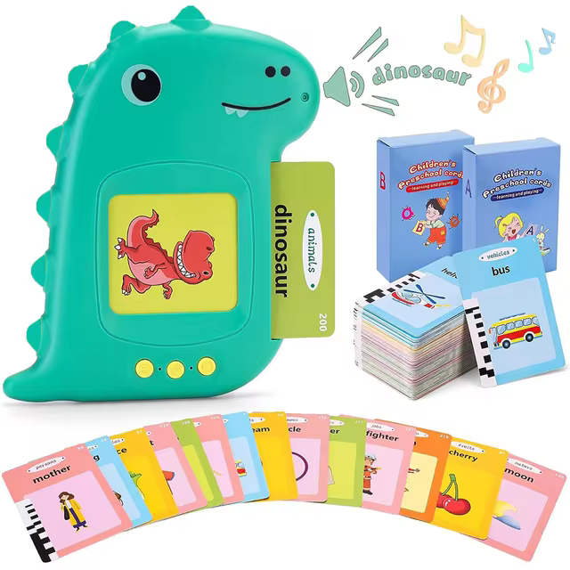 Padarykite mokymąsi linksmą su Talking Cards Player, sukurtu kaip draugiškas dinozauras arba žaidėjas. Yra žalios ir rožinės spalvos, jis garsiai skaito angliškus žodžius ir pateikia pavyzdžių. Ši patraukli mokomoji priemonė, puikiai tinkanti vaikams, žaismingai lavina kalbos įgūdžius.