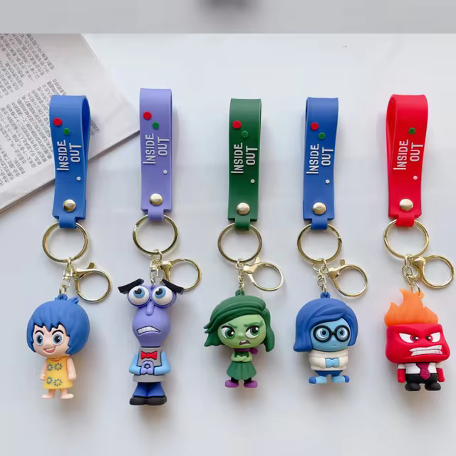 Paryškinkite savo raktus naudodami animacinių filmų raktų pakabuką „Inside Out“ su džiaugsmu, liūdesiu, pykčiu, pasibjaurėjimu ir baime. Šis spalvingas ir detalus raktų pakabukas, puikiai tinkantis gerbėjams, suteikia raktams, rankinėms ar kuprinėms žaismingumo. Puikiai tinka kaip dovana ar asmeninis aksesuaras.