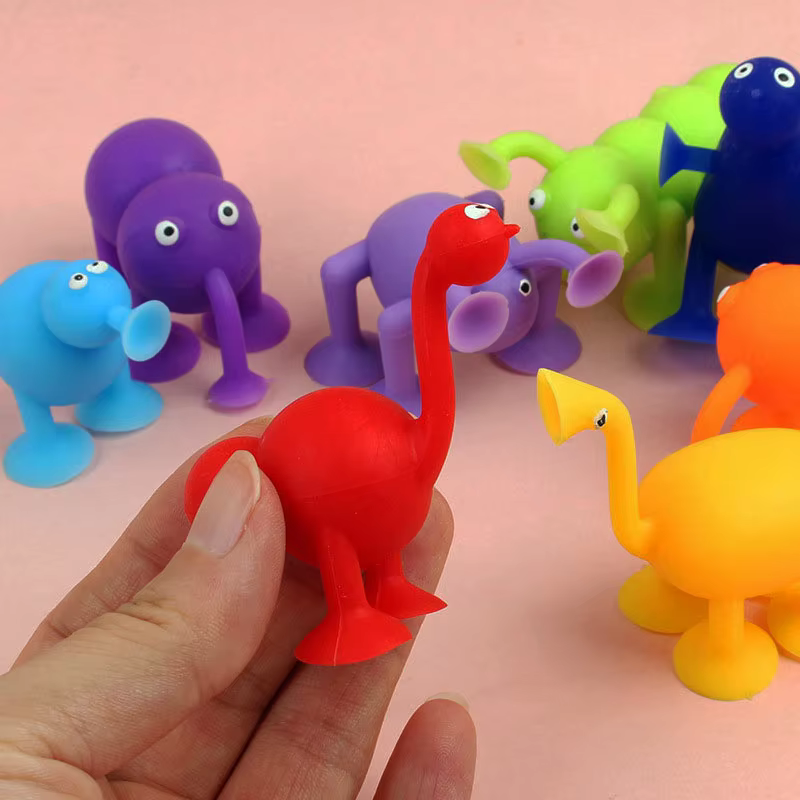 Suteikite žaismingą pramogą bet kokiam paviršiui su Mini Monsters formos siurbimo puodelio žaislais! Pagaminti iš patvaraus silikono, šie įnoringi žaislai yra ryškių spalvų, o jų galūnėse yra siurbtukai, kurie prilimpa prie langų, sienų ir vienas kito. Idealiai tinka vonioje, žaidimo metu ar interaktyvioms pramogoms, jie pateikiami pakuotėse po 9 arba 16 vienetų ir siūlo begalę žaismingų scenarijų.